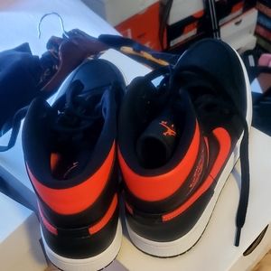 Jordan 1 mid siren red